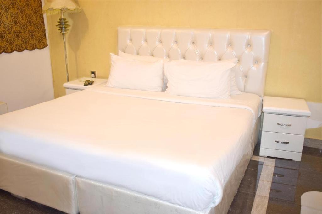 Hotel Leaders Plaza Salmiya Kuwait City Exterior photo